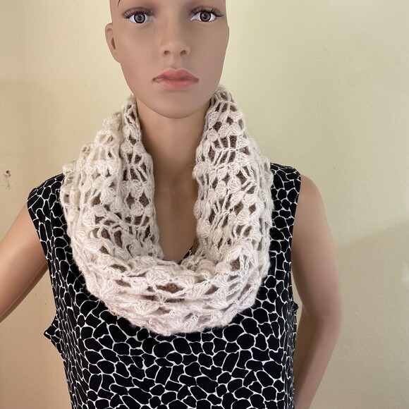 Betsey Johnson Openwork Knit Tube Scarf One Size Acrylic White & Beige w charm - Picture 9 of 9